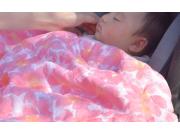 赤ちゃんを優しく包み込む