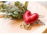 特別な日。感謝の気持ちを贈る革小物