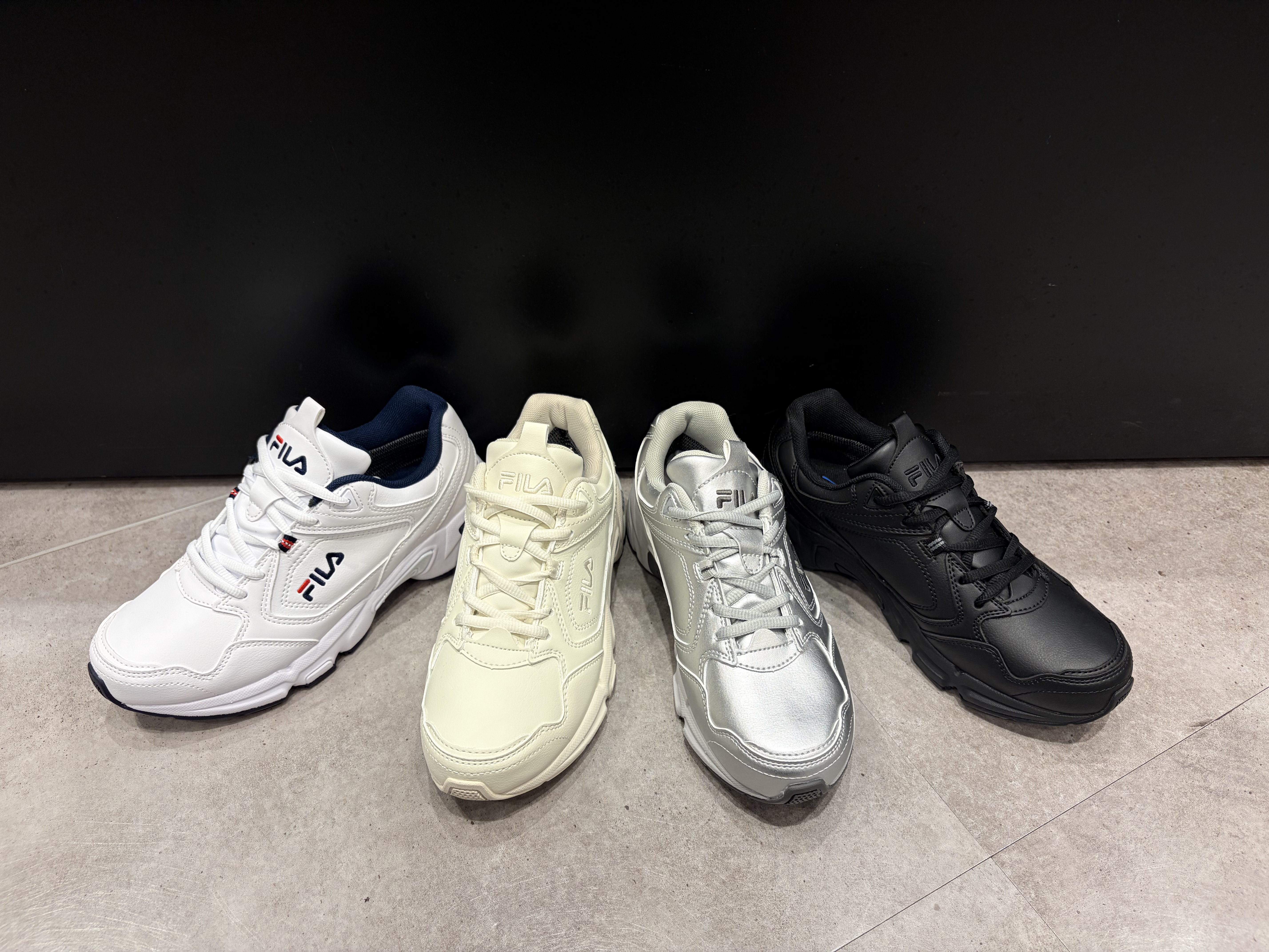 fila スニーカー 新作 フィラ ディスラプター 2 の 花柄 スニーカー ローラ アシュレイ アトモスピンクとコラボ