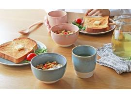 花の色をした食器
