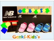 内側・外側の両方の面ファスナーが調整可能なシューズ